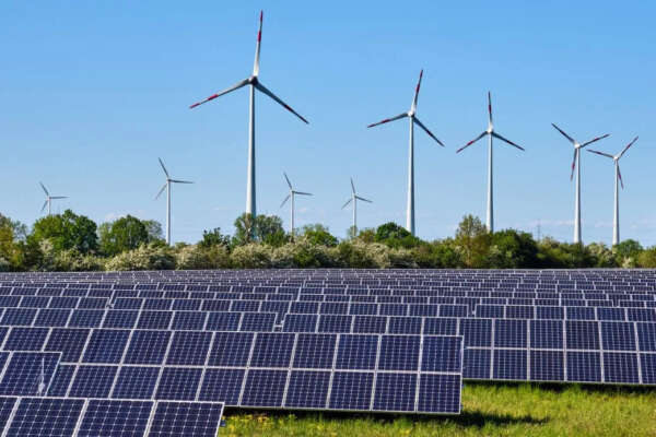Caro energia, aziende e fondi del Pnrr a rischio: ma il Sud su eolico e solare può fare la differenza