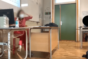 Spari contro la prof in classe, alunni ridono e girano video: “Mamma che male, chi è stato?”