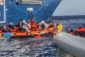 Barchino con oltre 70 migranti affonda al largo di Lampedusa, neonata dispersa in mare: “È la strage degli innocenti”
