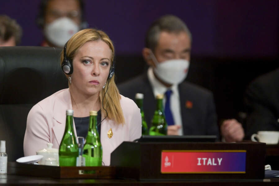 Tutti i flop di Giorgia Meloni, rappresentante della destra populista e borgatara