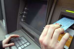 Pensionata truffata al bancomat. Si finge dipendente e le porta via 11 mila euro: “Ora come pagherò le spese mediche?”