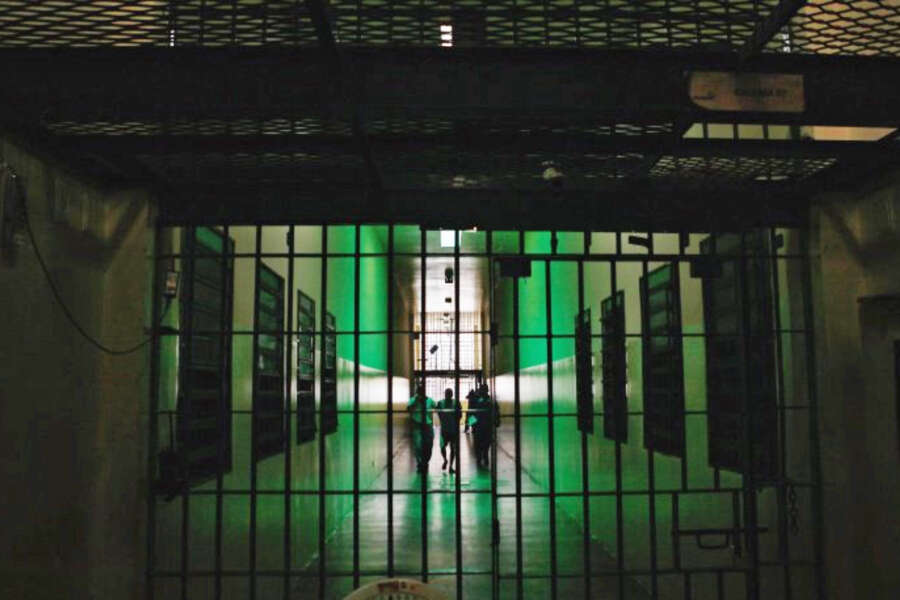 Violenze in carcere, i racconti dei detenuti al Beccaria: “Calci ai genitali, manette e approcci sessuali. Tutti sapevano e non parlavano”