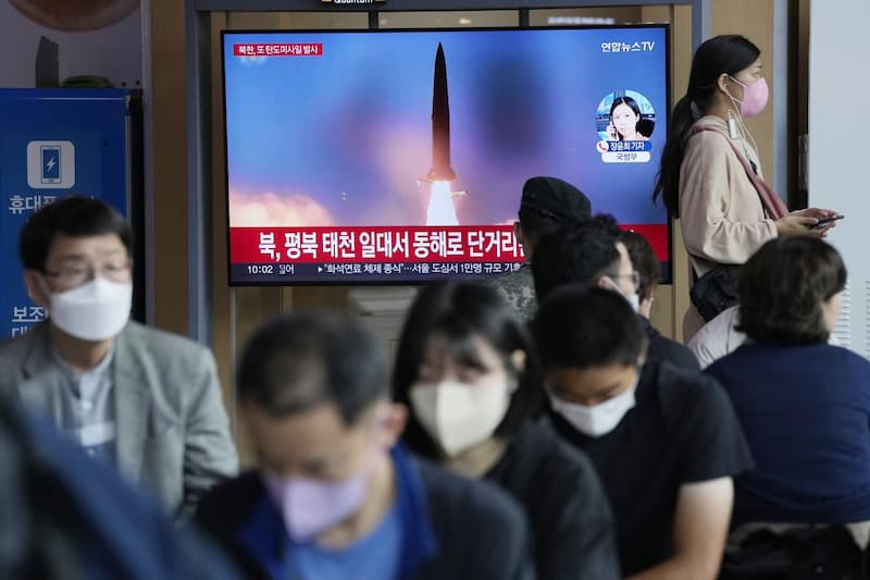 Alta tensione a Seul, Kim Jong-un lancia 10 missili balistici nel mar del Giappone: “Mai così vicini alla Corea del Sud”