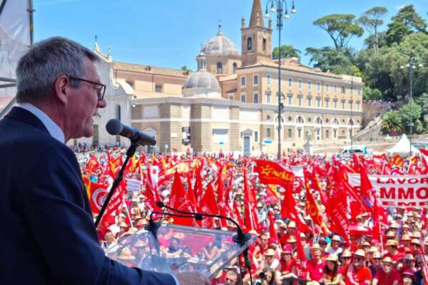 Basta col furto dei salari e la precarietà, da 30 anni lavoratori sotto schiaffo