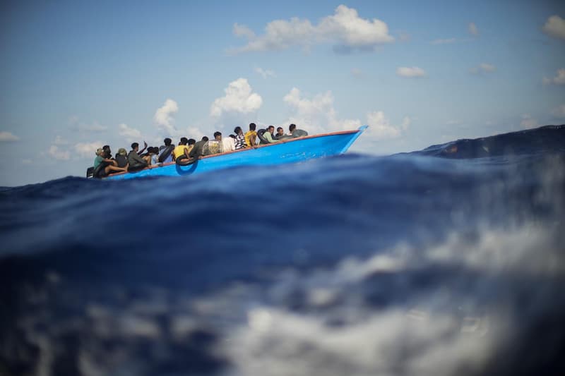 Altro naufragio nel Mediterraneo, almeno 34 migranti dispersi e Meloni avverte: “Dalla Tunisia rischiamo ondata migratoria mai vista”