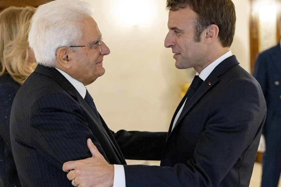  Mattarella scavalca Meloni e ricuce con la Francia, colloquio con Macron: “Collaborazione totale in Europa”
