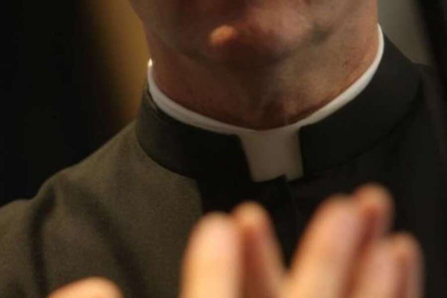 Scandalo in Polonia, festini hard dentro le strutture della Chiesa. Il vescovo Kaszak si dimette