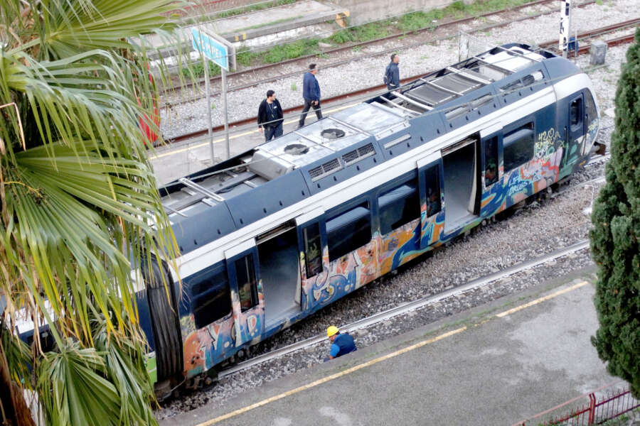 Eav e Anm, treni fuori controllo e passeggeri che rischiano la vita: non può pensarci sempre San Gennaro…