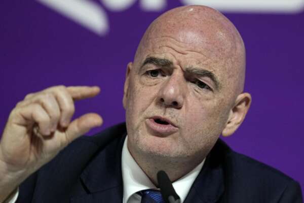 Infantino conta i soldi del Mondiale in Qatar e ridicolizza diritti umani e morte lavoratori: “Noi giochiamo a calcio e i tifosi vogliono godersi lo spettacolo”