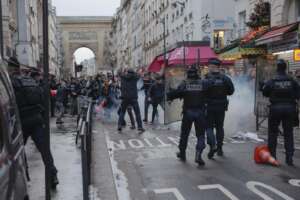 Perché a Parigi sono scoppiati scontri dopo la strage di curdi