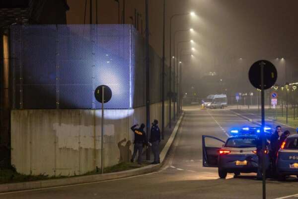 Evasi dal carcere Beccaria, in 12 nel cortile con un solo agente: “Ci porta un pallone?”, poi la fuga