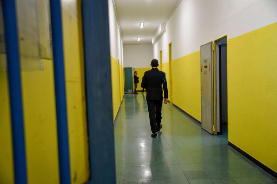 Evasione carcere minorile Beccaria: incendio appiccato nel cortile per protesta, 2 fuggitivi ripresi