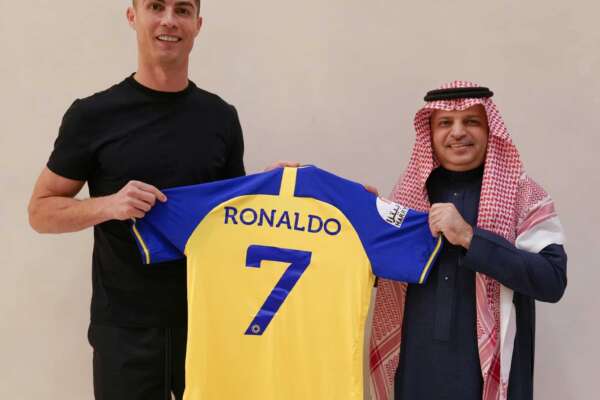Cristiano Ronaldo firma con Al Nassr, il contratto da record del mercato: quanto vale l’ingaggio con la squadra in Arabia