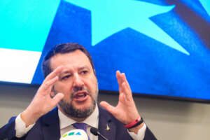 Incidenti, Salvini tra ‘ricette punitive’ e gaffe: “Se si va in 7 in auto non basta prevenzione”, ma l’auto di Alessandria era omologata