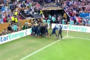 Perché Theo Hernandez ha respinto Upamecano dai festeggiamenti al gol di Mbappè nella finale dei Mondiali
