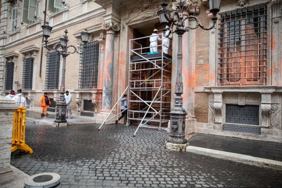 In carcere per un po’ di vernice sul palazzo del Senato, l’attacco immaginario cavalcato da La Russa