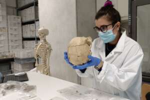 Nella foto Roberta Manzollino che nei tre anni di Dottorato porterà avanti una ricerca per la ricostruzione facciale computerizzata delle mummie egizie anche in collaborazione con l’Istituto per lo studio delle mummie di Eurac Research di Bolzano