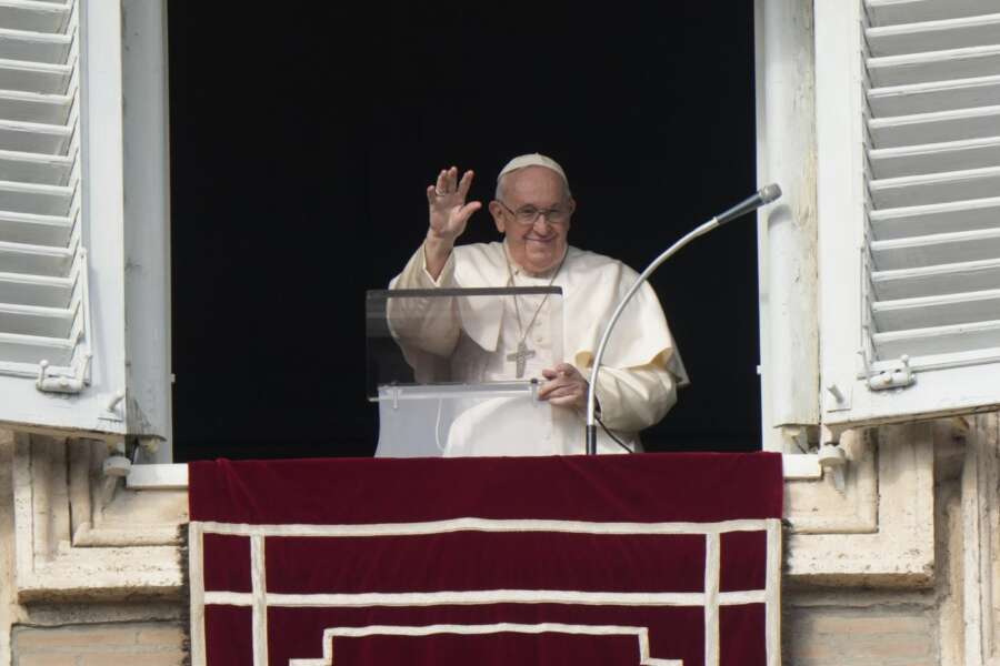 “No alla guerra e no al riarmo, le risorse vadano a lavoro ed educazione”, il messaggio di pace di Papa Francesco all’Angelus