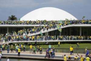 Assalto al Parlamento in Brasile, migliaia di sostenitori di Bolsonaro invadono gli edifici governativi