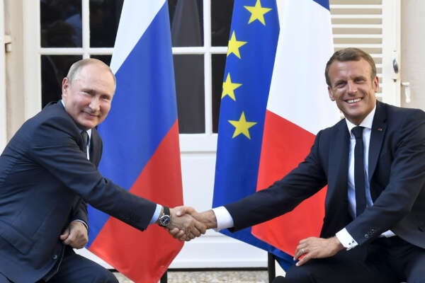 Guerra in Ucraina, Mosca stoppa i piani di Macron: “Parigi è coinvolta nel conflitto, non può mediare perché schierata con Kiev”