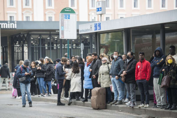 Sciopero dei trasporti in Italia, il venerdì nero per bus, metro e treni: la protesta dei sindacati di base