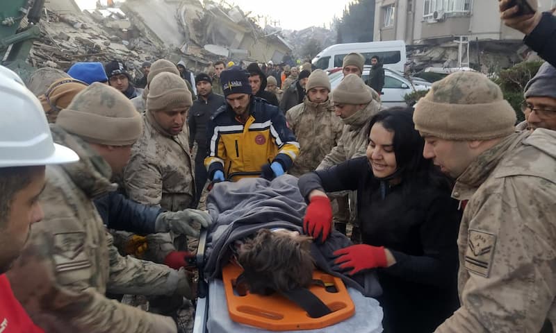 Terremoto in Turchia, madre e figlio salvati dopo 70 ore sotto le macerie: “È un miracolo”