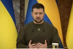 Ucraina, Zelensky al parlamento svizzero: “Gli aiuti militari servono per riportare la pace”