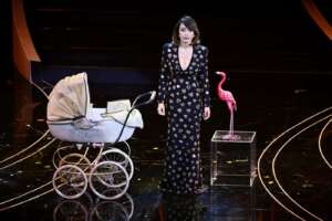 Chiara Francini e la maternità come obbligo sociale, il monologo a Sanremo: “Sono una donna sbagliata perché non ho avuto figli”