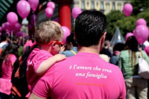 Taiwan, libera all’adozione per le coppie dello stesso sesso: “L’amore dei genitori è lo stesso”