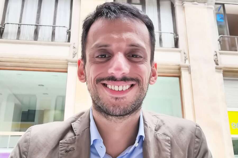 Addio a Giuseppe Sbrescia, giornalista e staffista del comune di Napoli: “Non vi trascurate, non siamo invincibili”