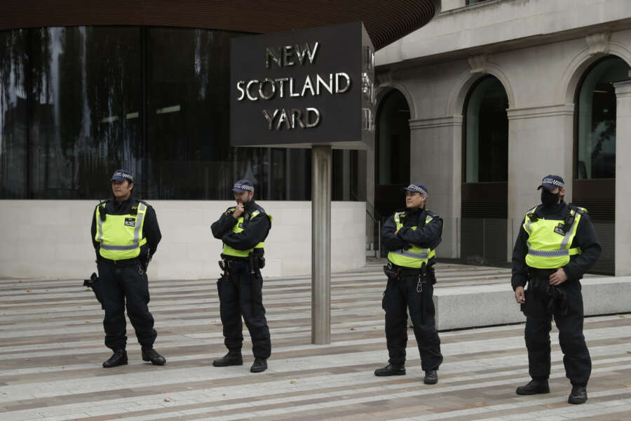 Scotland Yard travolta dagli scandali, un rapporto accusa la polizia di Londra di razzismo e bullismo: rischia la chiusura