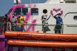 Troppi salvataggi nel Mediterraneo, fermata la nave ong Louise Michel finanziata da Banksy e capitanata da Pia Klemp