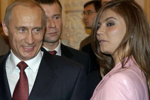 Putin e la vita con la “fidanzata” Alina Kabaeva: i due convivono nell’attico d’oro fuori Mosca (difeso dai missili)