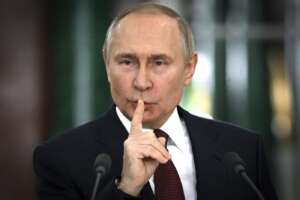 In Russia nuova stretta per chi “scredita” i combattenti, rischio carcere fino a 15 anni: la “democrazia” secondo Putin