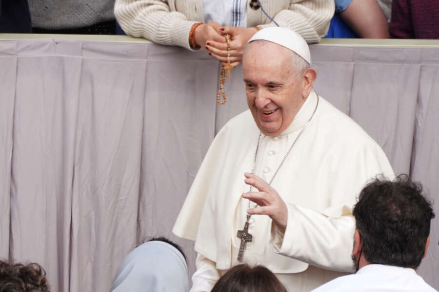 Vaticano, Papa Francesco detta le nuove regole: niente tatuaggi o piercing per i dipendenti, porte chiuse agli estranei. E c’è il piano contro le spie