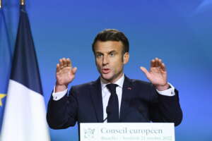Macron, via alla battaglia contro l’estrema destra: “I francesi devono reagire ma io non mi dimetto. Ciotti? Ha fatto un patto col diavolo”