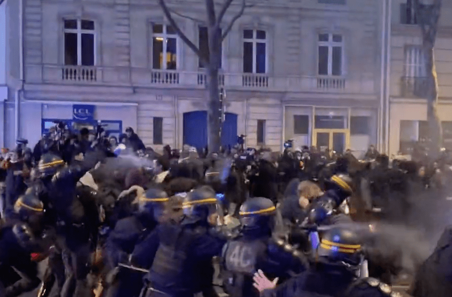 Riforma pensioni, governo Macron salvo per 9 voti e in Francia esplode la rabbia: scontri e tensioni, 234 fermi
