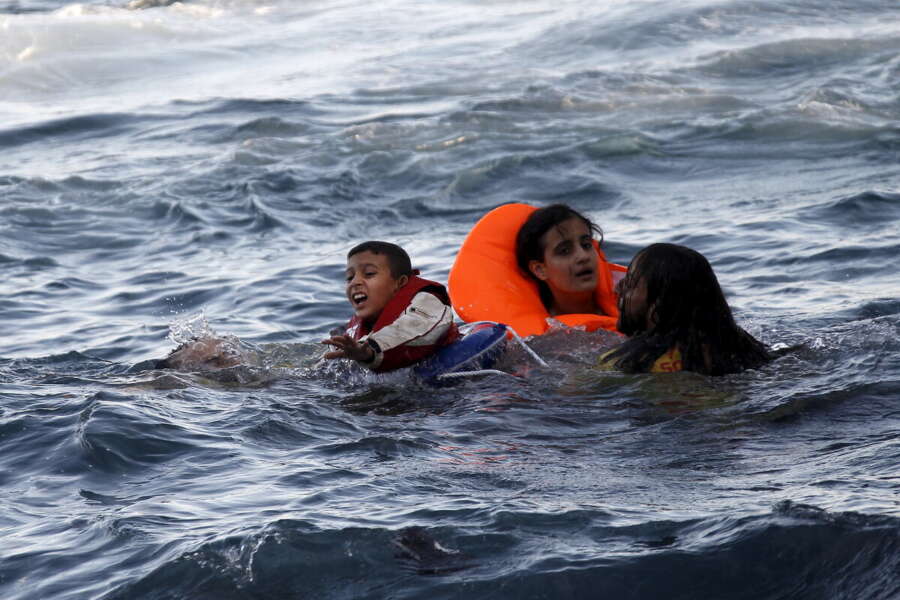 Video. La Grecia raduna 12 migranti: li porta in mare e li abbandona su un gommone. Tra loro anche bambini