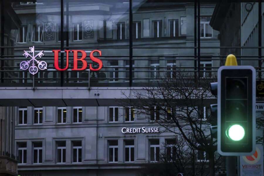 Ubs compra Credit Suisse per 3 miliardi, nozze forzate senza festeggiamenti: si teme la reazione dei mercati
