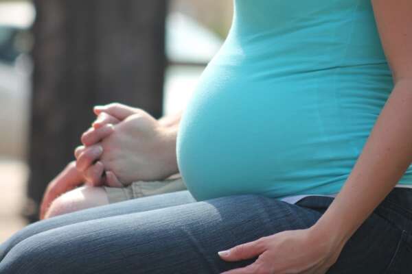 Maternità surrogata, il 65% degli italiani è contrario ma favorevole al riconoscimento dei figli: l’ultimo sondaggio Pagnoncelli