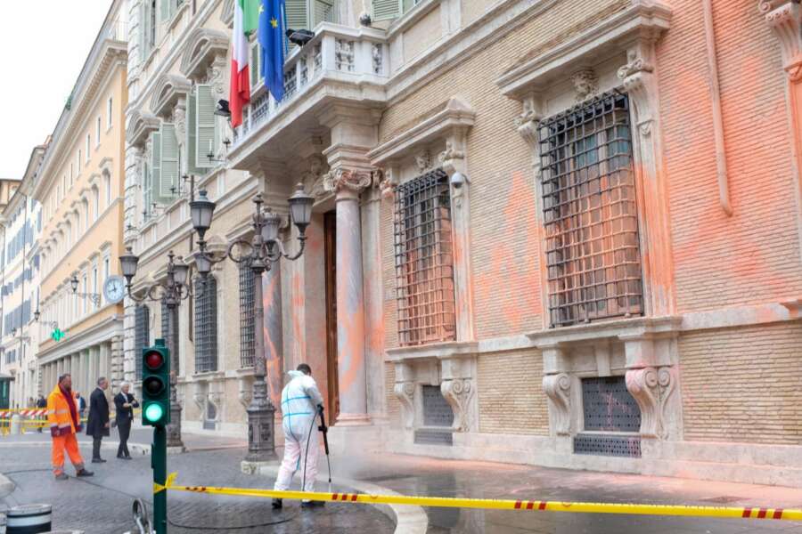 Fratelli d’Italia vuole il carcere per gli ecoattivisti che imbrattano edifici: manette in risposta al cambiamento climatico