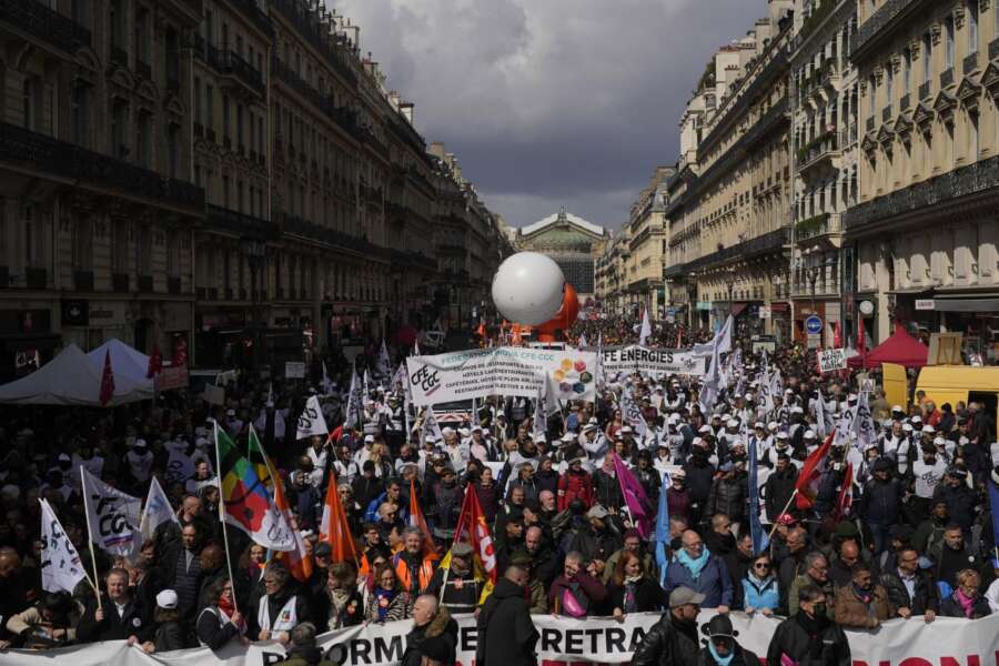 Pensione a 64 anni approvata dalla Corte costituzionale e in Francia parte la rivolta