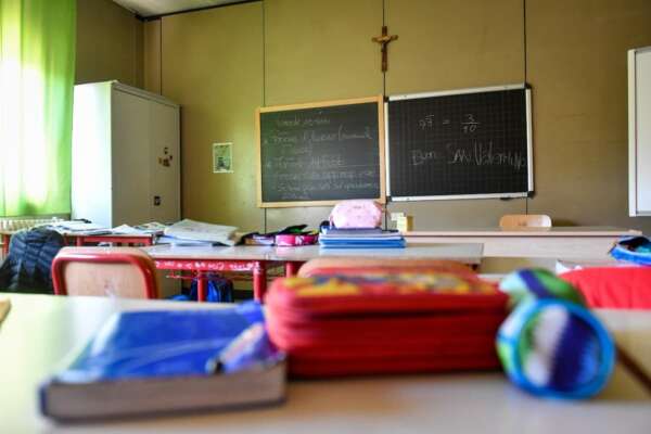 Fa pregare i bambini in classe, maestra sospesa con stipendio decurtato: “Mi sento messa in croce”