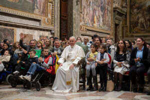 Papa Francesco bacia i piedi a “zingari” e prigionieri: “La lavanda non è una cosa folcloristica”
