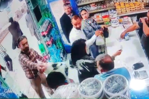 Yogurt in testa a due donne perché non indossano il velo in Iran ma il commerciante le difende