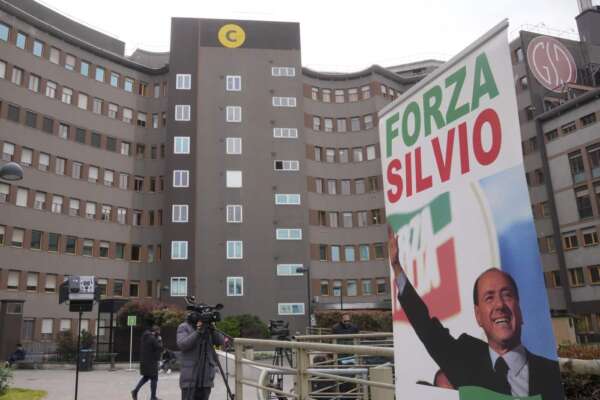 Silvio Berlusconi esce dalla Terapia intensiva, sta meglio: “Trasferito in un reparto di degenza ordinaria”