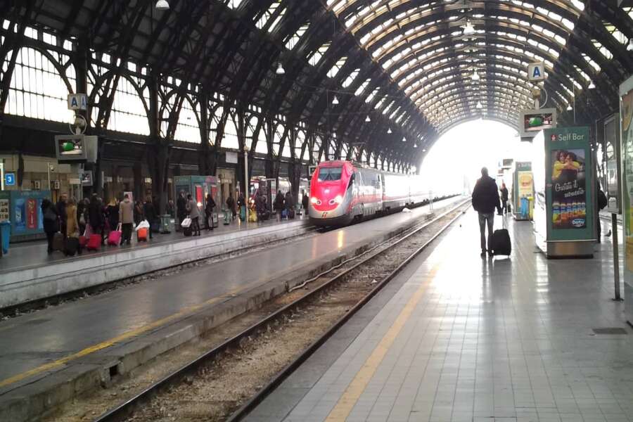 Donna violentata in stazione a Milano, aggredita e trascinata in ascensore mentre prendeva treno: le urla nell’indifferenza generale