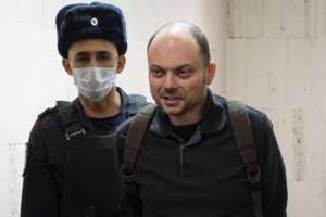 Vladimir Kara-Murza condannato a 25 anni, il giornalista-dissidente russo paga le critiche al regime di Putin