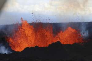 Etna, eruzione in corso: chiuso l’aeroporto di Catania per allerta rossa. Cenere lavica, pioggia e forti boati