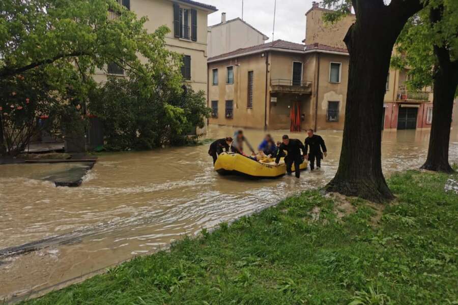Emergenza maltempo in Emilia Romagna: i cittadini aprono casa agli sfollati